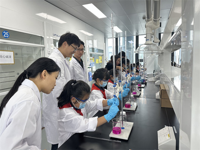 探秘新材料未來 青少年創(chuàng)新實驗室里的科學(xué)初體驗